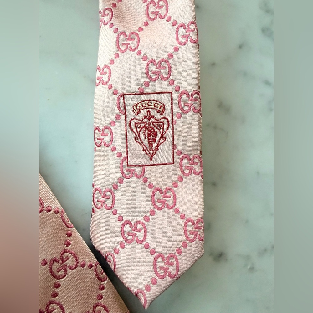 Gucci Pink GG Monogram Silk Tie, Blush Pink/Rose, 3.5” x 59”, like new - Picture 7 of 13